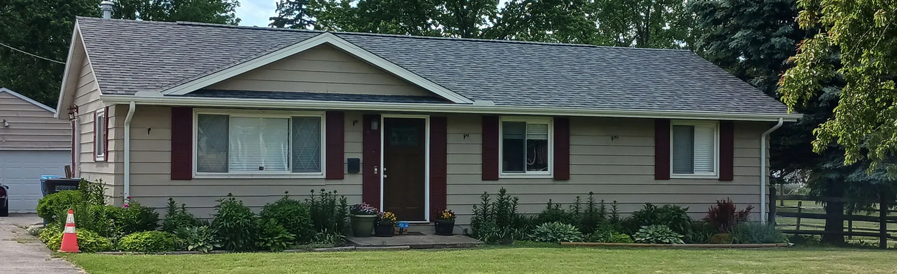 New roof installed on this Perrysburg Ohio home by local roofing contractor, Anderson Roofing & Home Improvement.