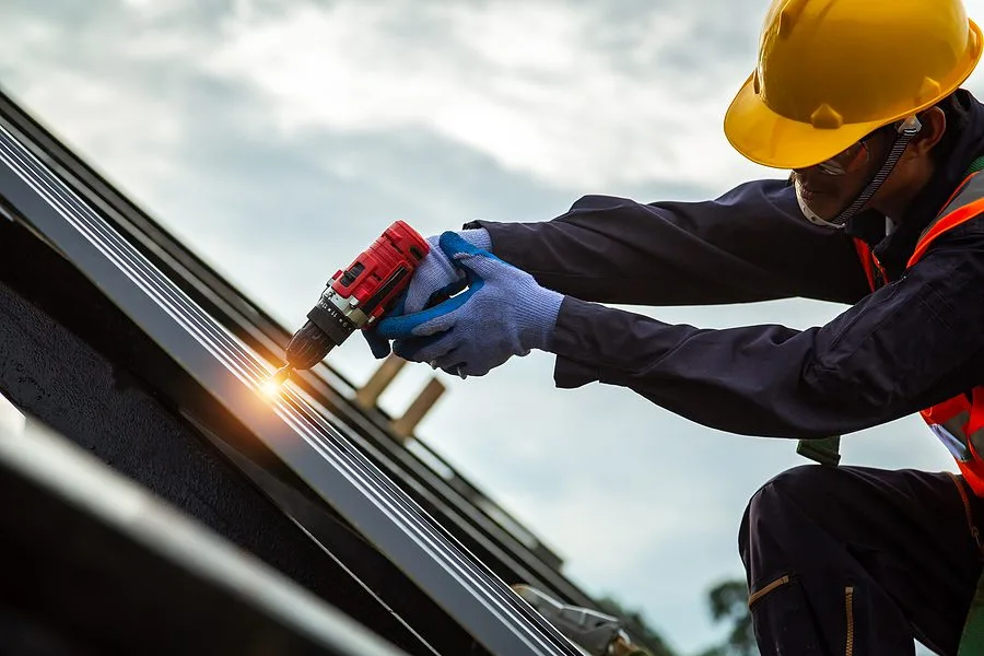 Hiring a Local Midwest Roofer vs. a National Chain